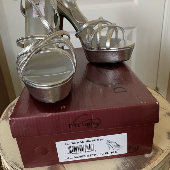 Dyeables Cali Silver Metallic Platform Pump - NWB - Picture 2 of 6